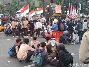 Didatangi Guru Saat Demo di DPRD Jateng, Pelajar Salim Lalu Bubarkan Diri