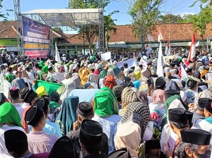 Ribuan Warga di Pamekasan Demo Tolak Kontrasepsi untuk Pelajar