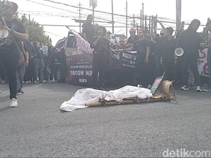 Lantunan Angklung Ngaben Iringi Demonstrasi Tolak Revisi UU Pilkada