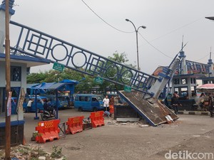 Gapura Terminal Laladon Bogor Ambruk Dihantam Mobil Boks, Pedagang Tertimpa