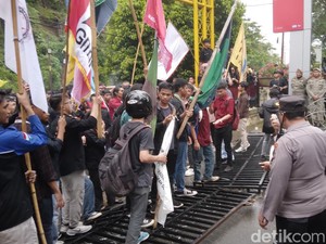 Demo RUU Pilkada di Gorontalo Ricuh, Pagar DPRD Dirobohkan