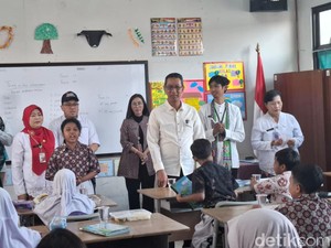 Momen Heru Budi Temui Siswi yang Ortunya Meninggal karena TBC di Jakut