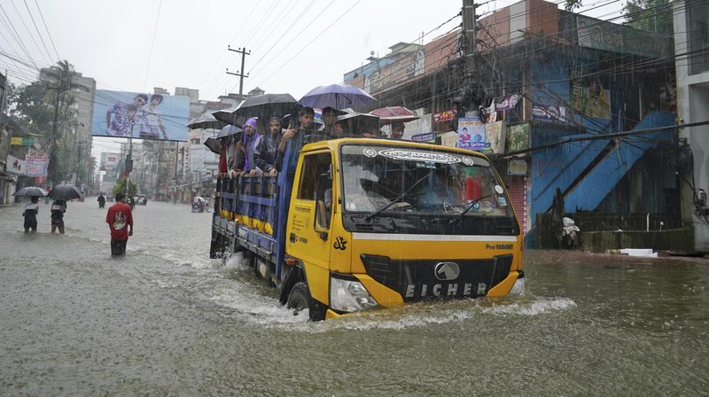 Hujan monsun yang tak henti-hentinya dan banjir telah membuat hampir tiga juta warga Bangladesh terlantar. (AP Photo)
