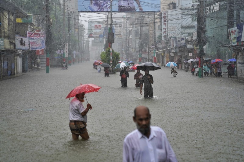 Hujan monsun yang tak henti-hentinya dan banjir telah membuat hampir tiga juta warga Bangladesh terlantar. (AP Photo) Hujan monsun yang tak henti-hentinya dan banjir telah membuat hampir tiga juta warga Bangladesh terlantar. (AP Photo)