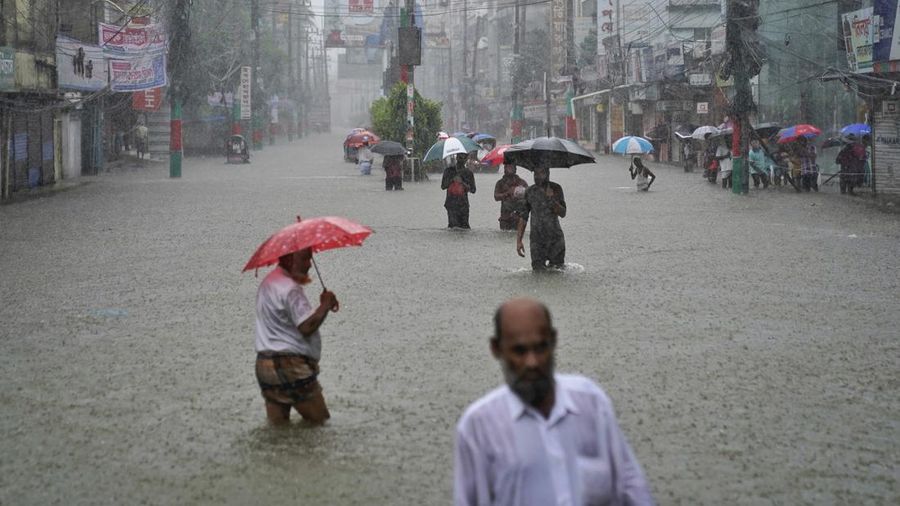 Hujan monsun yang tak henti-hentinya dan banjir telah membuat hampir tiga juta warga Bangladesh terlantar. (AP Photo)