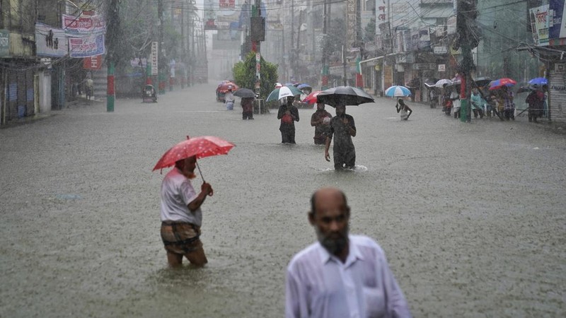 Hujan monsun yang tak henti-hentinya dan banjir telah membuat hampir tiga juta warga Bangladesh terlantar. (AP Photo)