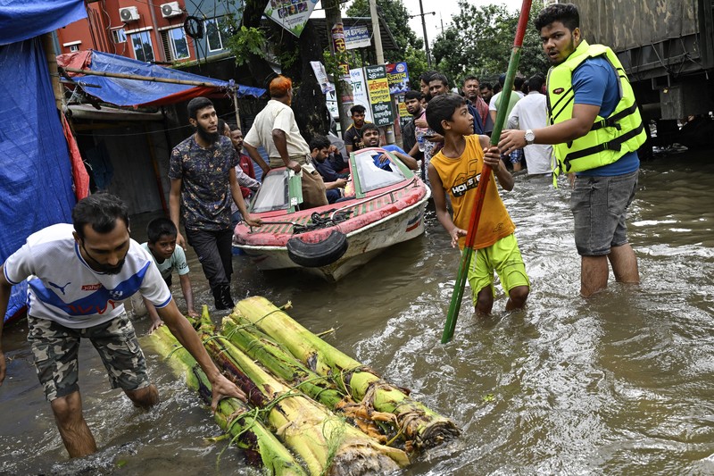 Hujan monsun yang tak henti-hentinya dan banjir telah membuat hampir tiga juta warga Bangladesh terlantar. (AP Photo) Hujan monsun yang tak henti-hentinya dan banjir telah membuat hampir tiga juta warga Bangladesh terlantar. (AP Photo)