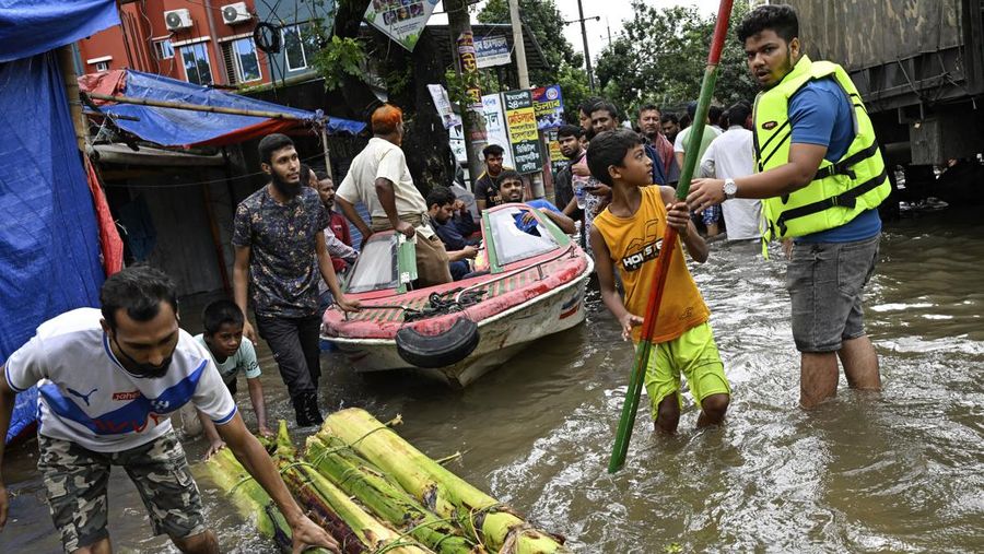 Hujan monsun yang tak henti-hentinya dan banjir telah membuat hampir tiga juta warga Bangladesh terlantar. (AP Photo)