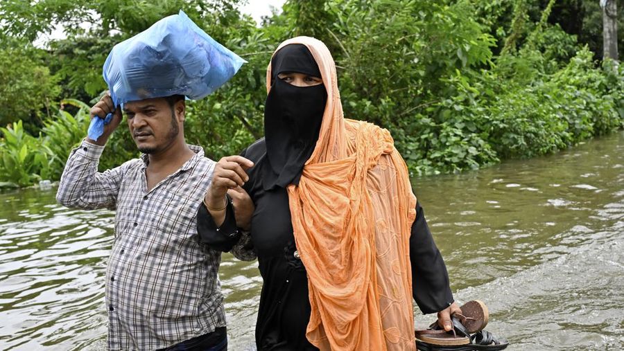 Hujan monsun yang tak henti-hentinya dan banjir telah membuat hampir tiga juta warga Bangladesh terlantar. (AP Photo)