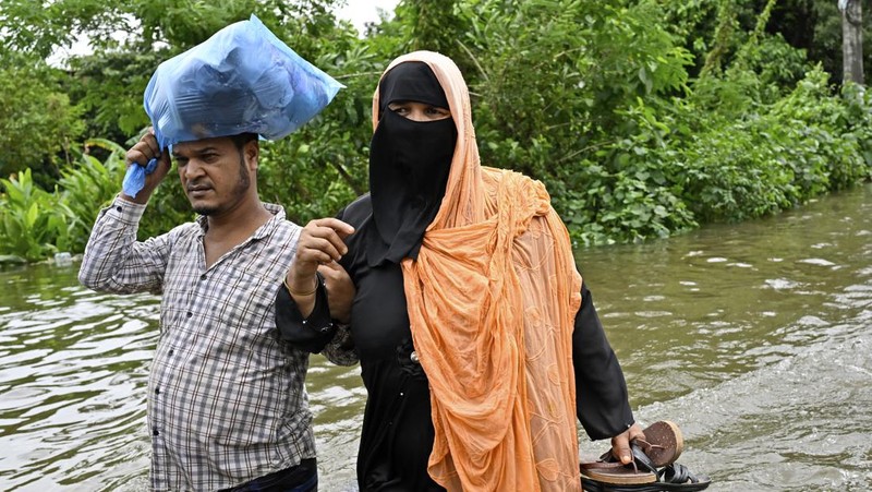 Hujan monsun yang tak henti-hentinya dan banjir telah membuat hampir tiga juta warga Bangladesh terlantar. (AP Photo)