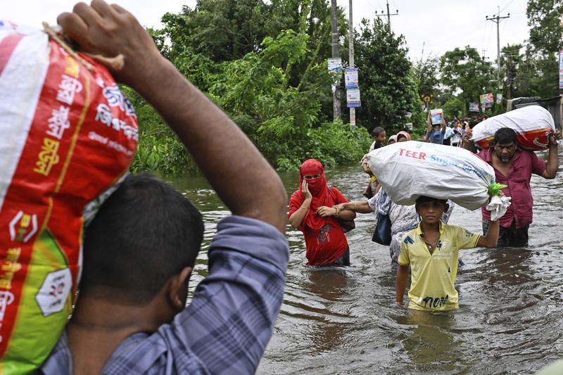 Hujan monsun yang tak henti-hentinya dan banjir telah membuat hampir tiga juta warga Bangladesh terlantar. (AP Photo) Hujan monsun yang tak henti-hentinya dan banjir telah membuat hampir tiga juta warga Bangladesh terlantar. (AP Photo)