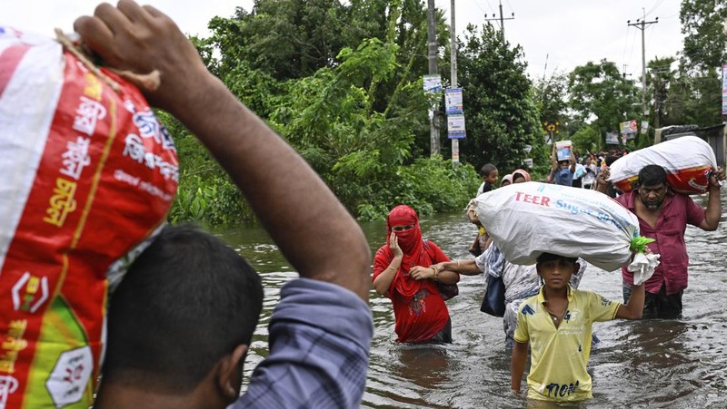 Hujan monsun yang tak henti-hentinya dan banjir telah membuat hampir tiga juta warga Bangladesh terlantar. (AP Photo)