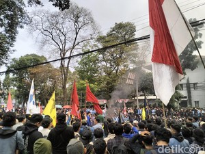 Kawal Putusan MK, Mahasiswa Kembali Unjuk Rasa di DPRD Jabar