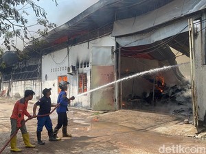 Kebakaran Hebat Ludeskan Pabrik Mebel di Mojokerto