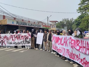 Mahasiswa Demo Kawal Putusan MK di Depan Kantor DPRD Lebak