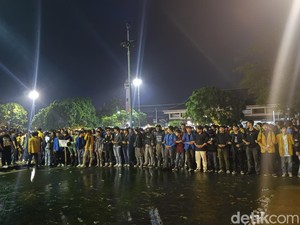 Sempat Ricuh, Demo Tolak RUU Pilkada di Banyumas Dibubarkan Polisi
