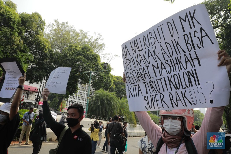 Massa aksi Kawal Putusan Mahkamah Konstitusi (MK) mulai mendatangi kantor KPU RI di Jalan Imam Bonjol, Menteng, Jakarta Pusat, Jumat, (23/8/2024). Mahasiswa tiba terlihat menyampaikan orasi sambil longmarch menuju KPU. (CNBC Indonesia/Muhammad Sabki)