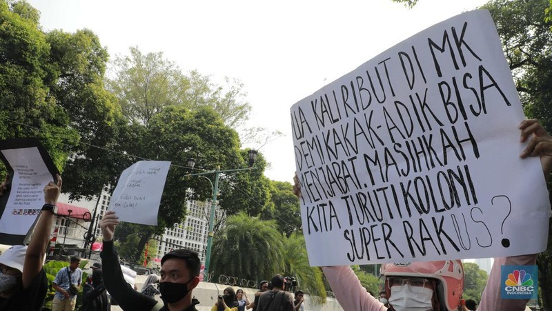 Massa aksi Kawal Putusan Mahkamah Konstitusi (MK) mulai mendatangi kantor KPU RI di Jalan Imam Bonjol, Menteng, Jakarta Pusat, Jumat, (23/8/2024). Mahasiswa tiba terlihat menyampaikan orasi sambil longmarch menuju KPU. (CNBC Indonesia/Muhammad Sabki)