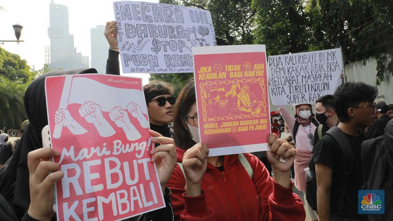 Massa aksi Kawal Putusan Mahkamah Konstitusi (MK) mulai mendatangi kantor KPU RI di Jalan Imam Bonjol, Menteng, Jakarta Pusat, Jumat, (23/8/2024). Mahasiswa tiba terlihat menyampaikan orasi sambil longmarch menuju KPU. (CNBC Indonesia/Muhammad Sabki)
