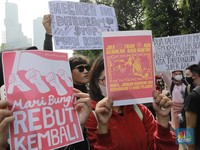 Potret Kala Mahasiswa Datangi KPU, Rantis Brimob Ikut Siaga