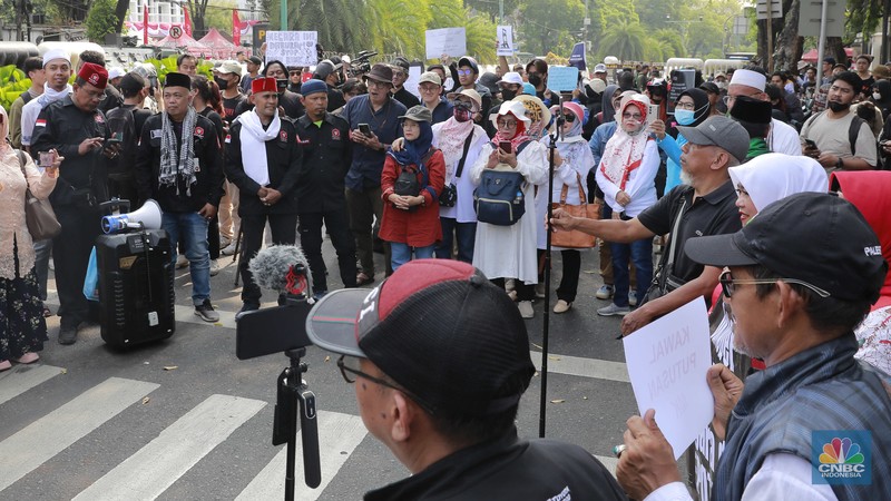 Massa aksi Kawal Putusan Mahkamah Konstitusi (MK) mulai mendatangi kantor KPU RI di Jalan Imam Bonjol, Menteng, Jakarta Pusat, Jumat, (23/8/2024). Mahasiswa tiba terlihat menyampaikan orasi sambil longmarch menuju KPU. (CNBC Indonesia/Muhammad Sabki) Massa aksi Kawal Putusan Mahkamah Konstitusi (MK) mulai mendatangi kantor KPU RI di Jalan Imam Bonjol, Menteng, Jakarta Pusat, Jumat, (23/8/2024). Mahasiswa tiba terlihat menyampaikan orasi sambil longmarch menuju KPU. (CNBC Indonesia/Muhammad Sabki)