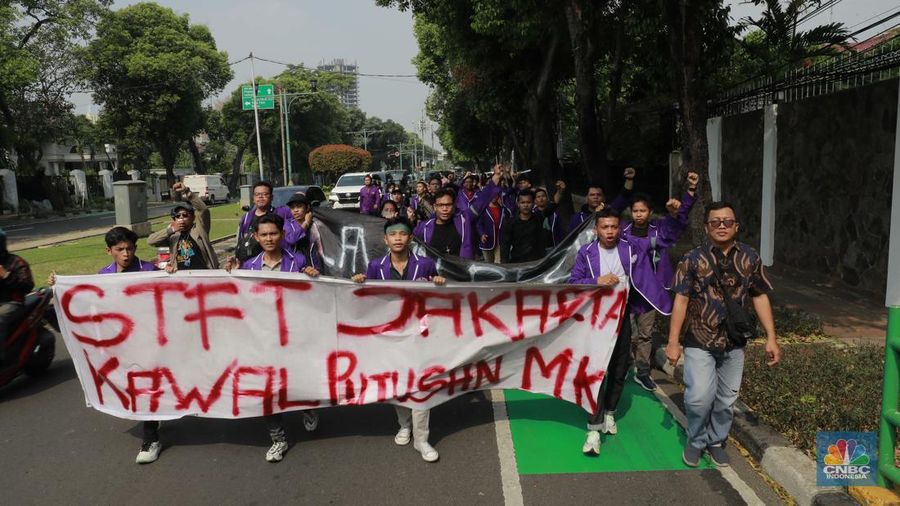 Massa aksi Kawal Putusan Mahkamah Konstitusi (MK) mulai mendatangi kantor KPU RI di Jalan Imam Bonjol, Menteng, Jakarta Pusat, Jumat, (23/8/2024). Mahasiswa tiba terlihat menyampaikan orasi sambil longmarch menuju KPU. (CNBC Indonesia/Muhammad Sabki)