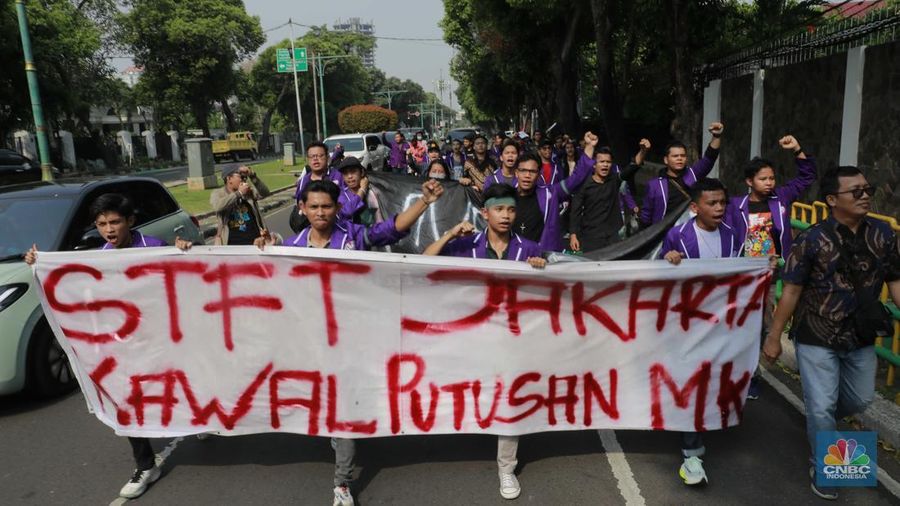 Massa aksi Kawal Putusan Mahkamah Konstitusi (MK) mulai mendatangi kantor KPU RI di Jalan Imam Bonjol, Menteng, Jakarta Pusat, Jumat, (23/8/2024). Mahasiswa tiba terlihat menyampaikan orasi sambil longmarch menuju KPU. (CNBC Indonesia/Muhammad Sabki)