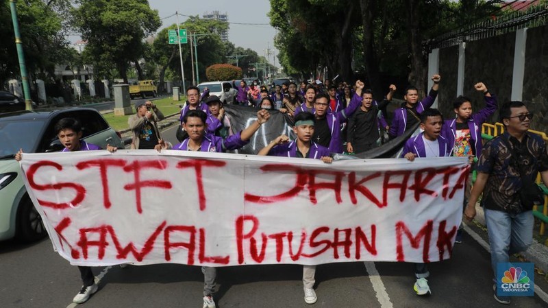Massa aksi Kawal Putusan Mahkamah Konstitusi (MK) mulai mendatangi kantor KPU RI di Jalan Imam Bonjol, Menteng, Jakarta Pusat, Jumat, (23/8/2024). Mahasiswa tiba terlihat menyampaikan orasi sambil longmarch menuju KPU. (CNBC Indonesia/Muhammad Sabki)