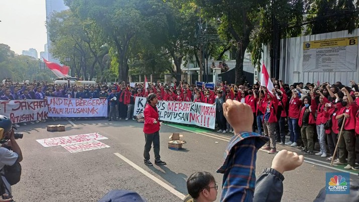 Massa aksi Kawal Putusan Mahkamah Konstitusi (MK) mulai mendatangi kantor KPU RI di Jalan Imam Bonjol, Menteng, Jakarta Pusat, Jumat, (23/8/2024). Mahasiswa tiba terlihat menyampaikan orasi sambil longmarch menuju KPU. (CNBC Indonesia/Ferry Sandi)