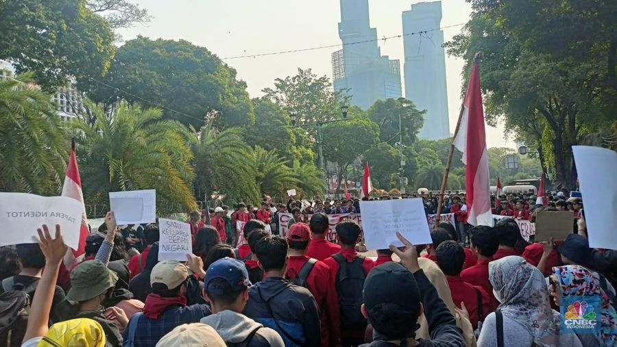 Massa aksi Kawal Putusan Mahkamah Konstitusi (MK) mulai mendatangi kantor KPU RI di Jalan Imam Bonjol, Menteng, Jakarta Pusat, Jumat, (23/8/2024). Mahasiswa tiba terlihat menyampaikan orasi sambil longmarch menuju KPU. (CNBC Indonesia/Ferry Sandi)