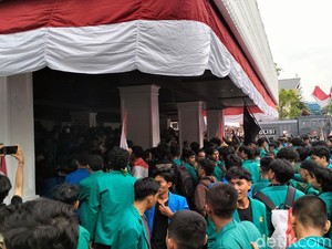 Rusak Gerbang, Mahasiswa di Aceh Geruduk Gedung DPRA
