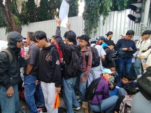 Massa Bercelana Abu-abu Datangi Kantor KPU Sambil Bawa Bambu