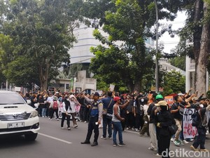 Massa Aksi Kepung DPRD Sumut, Jalan Imam Bonjol Ditutup