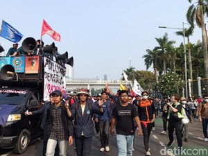 Massa Kembali Demo di Depan DPR Sore Ini