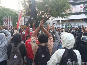 Demonstran Kembali Geruduk DPRD Jateng, Pelajar Ikut Gabung