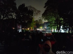 Demonstran di DPRD Jabar Bertahan hingga Malam, Polisi Selawatan