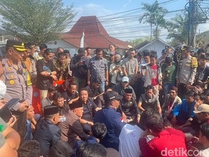 Oknum Honorer di Bengkulu Tendang Mahasiswa Saat Aksi Tolak RUU Pilkada