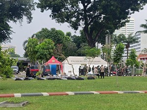 Penampakan Sisa-sisa Demo Tolak Revisi UU Pilkada di Gedung DPR