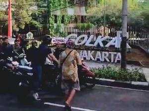 Papan Nama Depan Kantor Golkar DKI Dirusak Orang Tak Dikenal