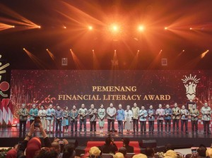 Pegadaian Raih Penghargaan Literasi Finansial Terbaik dari OJK