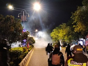 Polisi Bubarkan Paksa Mahasiswa Demo di DPR Aceh dengan Gas Air Mata
