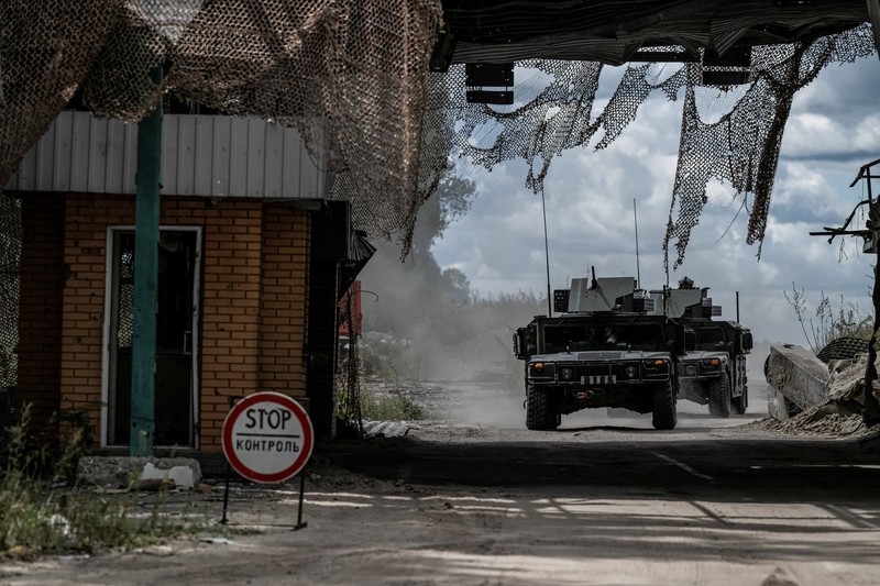 Prajurit Ukraina mengendarai kendaraan militer dari titik penyeberangan di perbatasan dengan Rusia, di tengah serangan Rusia terhadap Ukraina, di wilayah Sumy, Ukraina, 13 Agustus 2024. (REUTERS/Viacheslav Ratynskyi) Prajurit Ukraina mengendarai kendaraan militer dari titik penyeberangan di perbatasan dengan Rusia, di tengah serangan Rusia terhadap Ukraina, di wilayah Sumy, Ukraina, 13 Agustus 2024. (REUTERS/Viacheslav Ratynskyi)