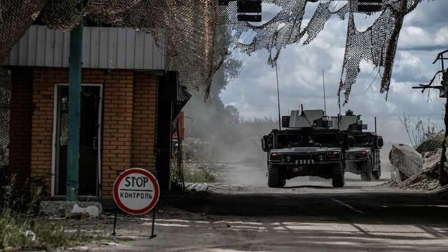 Prajurit Ukraina mengendarai kendaraan militer dari titik penyeberangan di perbatasan dengan Rusia, di tengah serangan Rusia terhadap Ukraina, di wilayah Sumy, Ukraina, 13 Agustus 2024. (REUTERS/Viacheslav Ratynskyi)