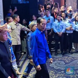 Berbaju Biru, Jokowi Hadiri HUT ke-26 PAN