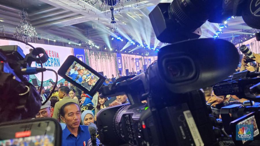 Presiden Jokowi menjawab pertanyaan wartawan usai menghadiri pembukaan HUT dan Kongres PAN di Jkaarta, Jumat (23/8/2024).