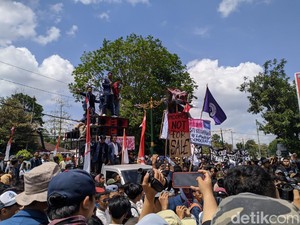 Mahasiswa NTB Demo Tolak Revisi UU Pilkada, Sebut Indonesia Bukan Milik Jokowi