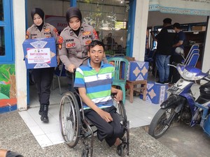 Bagi-bagi Bingkisan-Pengobatan Gratis Difabel Peringati HUT Polwan