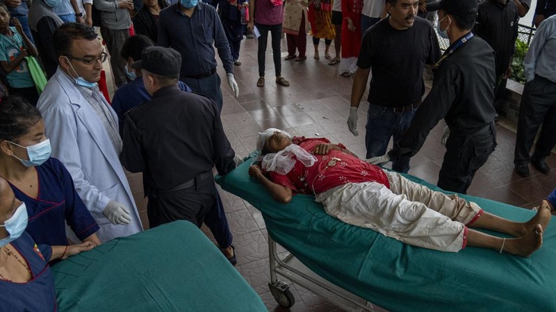 Sebuah bus di Nepal jatuh ke sungai pada Jumat (23/8), setidaknya14 penumpang asal India tewas. (REUTERS/Stringer)