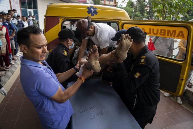 Sebuah bus di Nepal jatuh ke sungai pada Jumat (23/8), setidaknya14 penumpang asal India tewas. (REUTERS/Stringer) Sebuah bus di Nepal jatuh ke sungai pada Jumat (23/8), setidaknya14 penumpang asal India tewas. (REUTERS/Stringer)