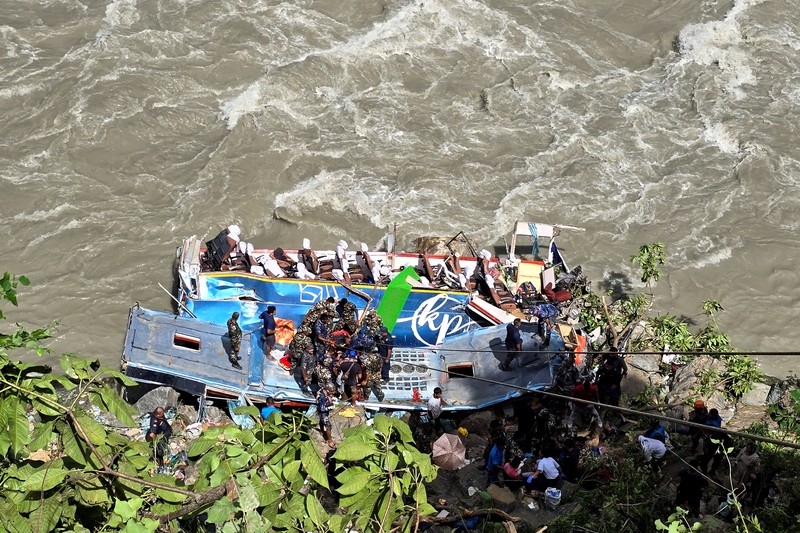 Sebuah bus di Nepal jatuh ke sungai pada Jumat (23/8), setidaknya14 penumpang asal India tewas. (REUTERS/Stringer)